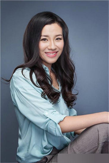 除了不温不火的事业,刘琳的感情路也是颇为坎坷.