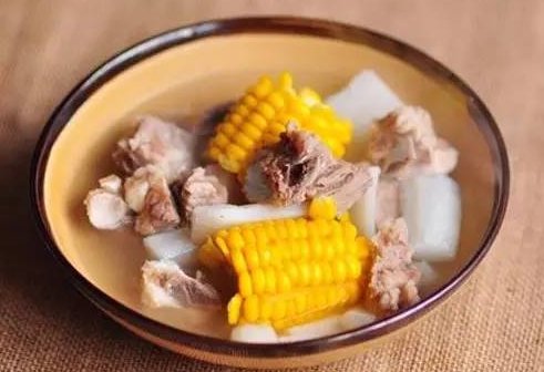 白萝卜可以和玉米一起煲汤吗 白萝卜和玉米一