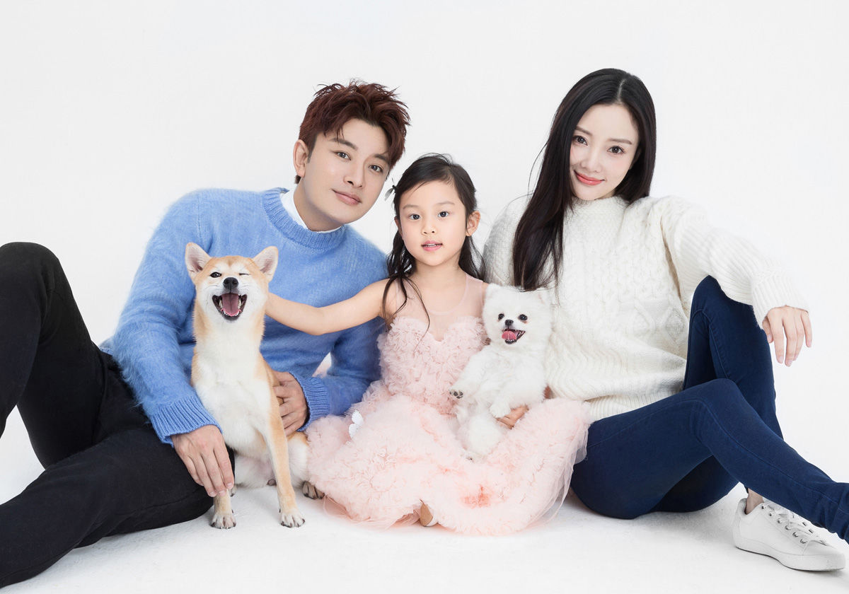 贾乃亮全家福照片:小甜馨越来越美了,像李小璐