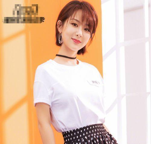 167杨紫穿短裙秀大长腿,效果不佳,网友:是鞋底