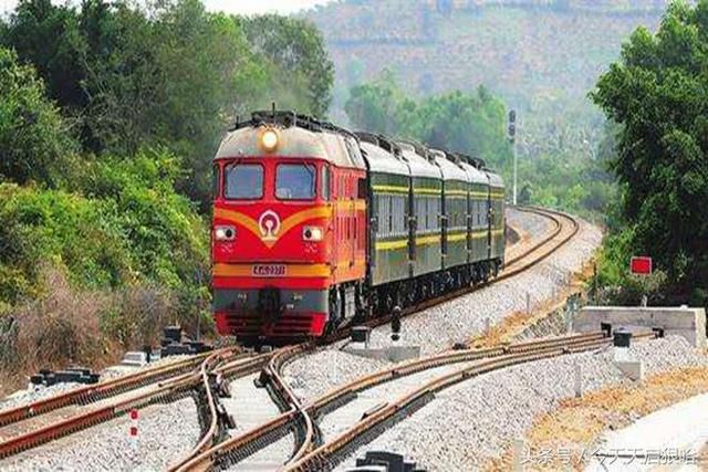 坐火车时,卧铺选上铺好还是下铺好?过来人告