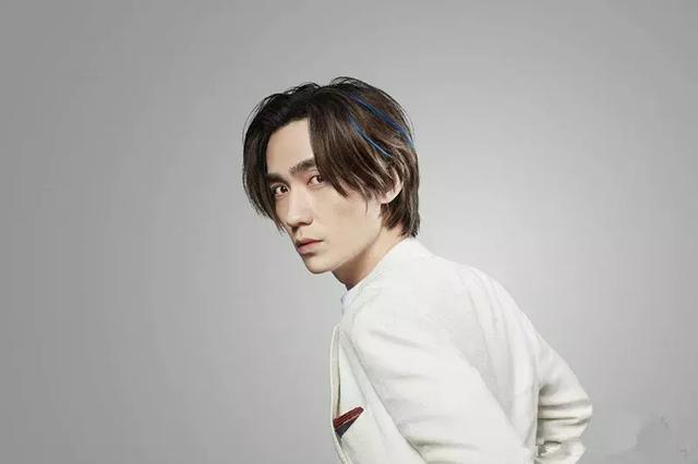 明星洗发水广告 朱一龙略老气 迪丽热巴飘逸 但