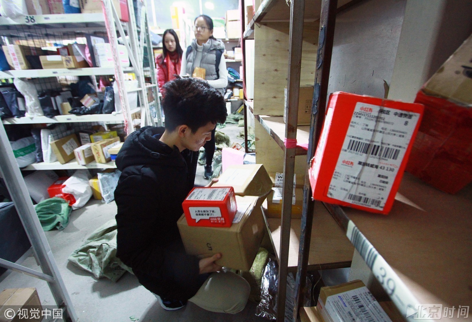 大学生开公司专替人跑腿取快递 每件起步价2元