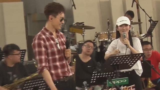 谢娜曾为高云翔洗脚 如今“兵戎相见”