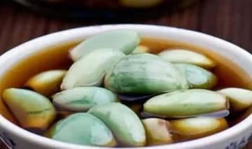 睡前吃几粒醋泡大蒜,轻松刮掉肥油,既排毒又瘦