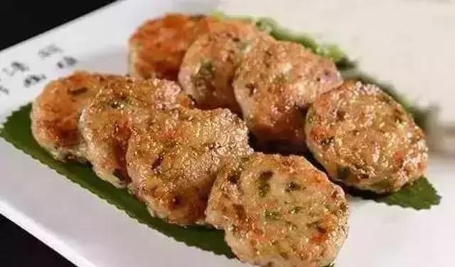 煎酿鲮鱼是顺德人家里极常见的一道家常菜,鲮鱼虽肉味鲜美,但骨刺极多