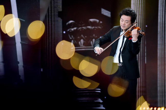 图为小提琴家吕思清现场演奏 摄影:相飞田(图片由凤凰卫视提供)