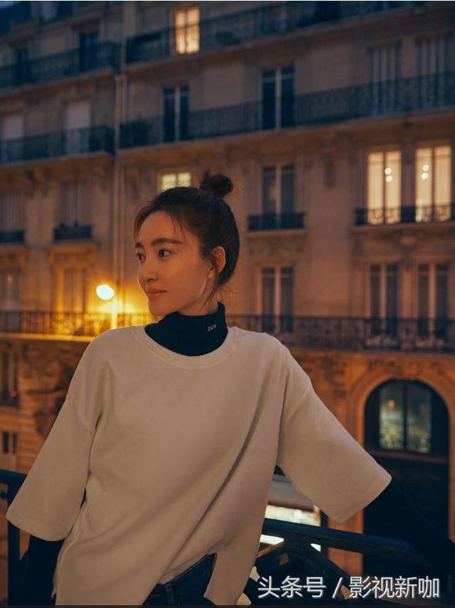 33岁王丽坤梳上丸子头,穿牛仔裤配小白鞋,网友