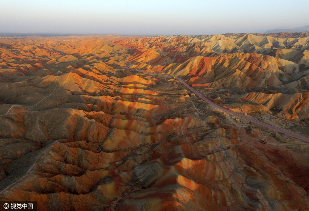张掖丹霞地貌位于甘肃省河西走廊中段的张掖市，古为河西四郡之一张掖郡，取“断匈奴之臂，张中国之掖（腋）”之意。