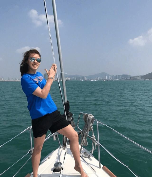 傅园慧一家三口合照罕见曝光, 母女二人像是一