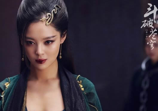 辛芷蕾《斗破苍穹》剧照:一代帝王狂傲气质