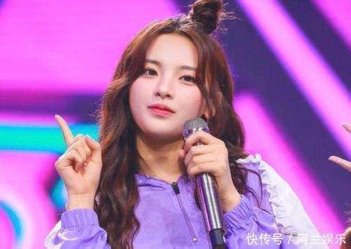 网友: 关晓彤不来管一管?杨超越更博, 照片中惊