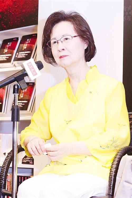 8月1日,79岁作家琼瑶在台北出席新书《雪花飘落之前 我生命中最后的一