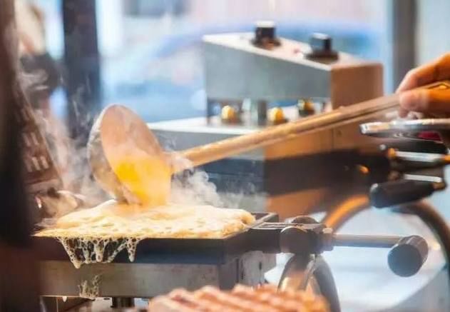 女子街头卖不化的雪糕15元一根,每天收入20