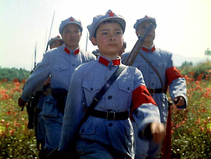 一天,反动地主胡汗三前来捉拿东子的母亲,眼看形势危急,冬子妈决定留下来掩护其他群众撤退。在连扔两枚手榴弹砸死多名敌人后,冬子妈亦英勇就义。目睹了妈妈被敌人杀害的惨况,冬子决心用自己的力量为母亲报仇。
冬子开始用自己的机智与勇敢与敌人周旋,暗中帮当地的游击队送盐送信。通与敌人的斗争,冬子渐渐成长,替母亲报仇的时刻也终于来到。