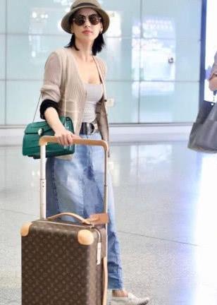 黄圣依穿热裤秀美腿,三角区热裤上的毛真长,网