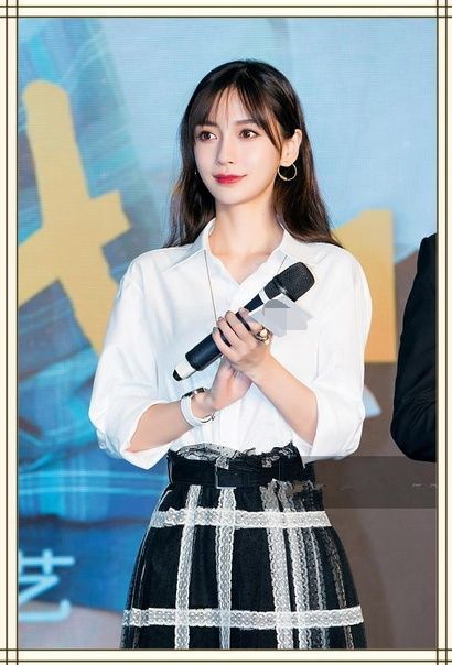 当杨颖和李菲儿同梳空气刘海扮嫩,网友:终于明