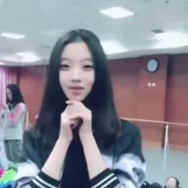 当美女撩开头发那瞬间,瓜子脸变大脸,仿佛重新