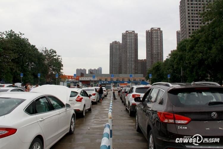 资料图:西安市车管所排队等待注册的车辆.