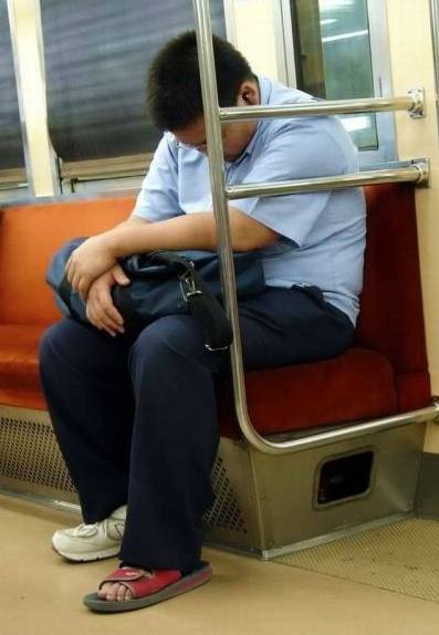 搞笑段子:跟老板出差,夜里到的目的地,找了一家宾馆