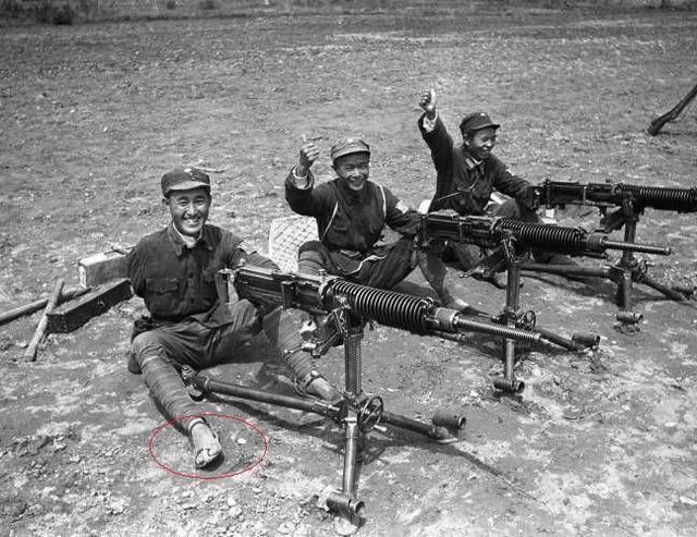 在现在的抗日剧中,我们看到八路军作战时一般都是穿着布鞋或草鞋.