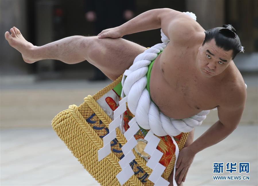 日本相扑新年典礼表演 引众爱好者观看 日本相扑新年典礼表演 引众爱好者观看