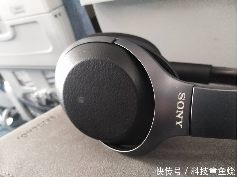 噪届的扛把子?Bose QC35II与索尼1000XM2飞