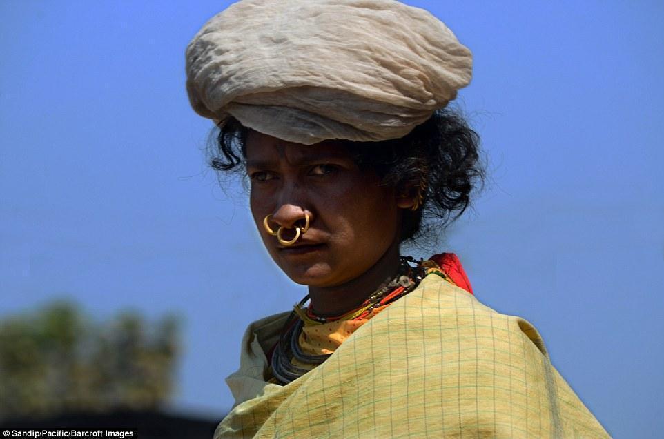 这个部落的人视自然为生命 女人鼻子上都带着鼻环