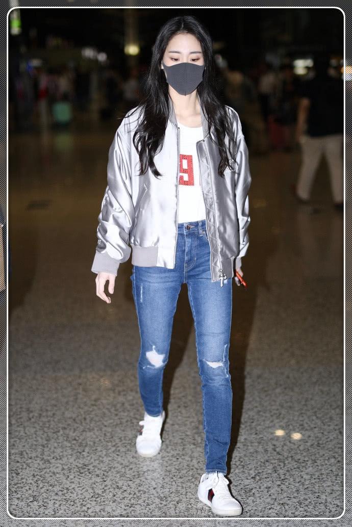 张碧晨满腿疙瘩也敢穿连衣短裙出街, 网友: 能把