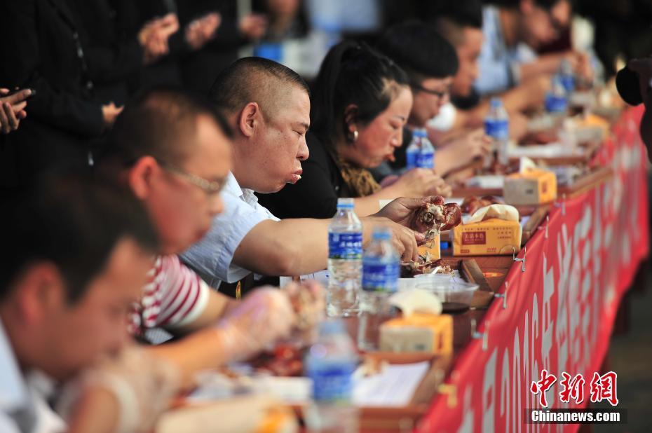 9月24日，为期一周的昆明市宜良县2016烤鸭美食节拉开帷幕，众多烤鸭师傅带着炉子现场制作，上演了一场“鸭王”争霸。香喷喷的烤鸭味让现场游客垂涎欲滴，刚出炉的新鲜烤鸭，瞬间被等候已久的食客抢购一空。同时，1000多名民众比赛吃烤鸭，将活动推向高潮。宜良烤鸭至今已有150多年历史，享誉云南各地，被称为滇菜魁首，是云南人最喜爱的传统菜肴之一。中新社记者 刘冉阳 摄