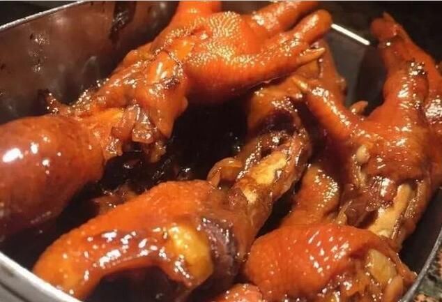 在中国鸡爪子有很多种做法,比如说泡椒凤爪,酱鸡爪子,即使是跟鸡肉