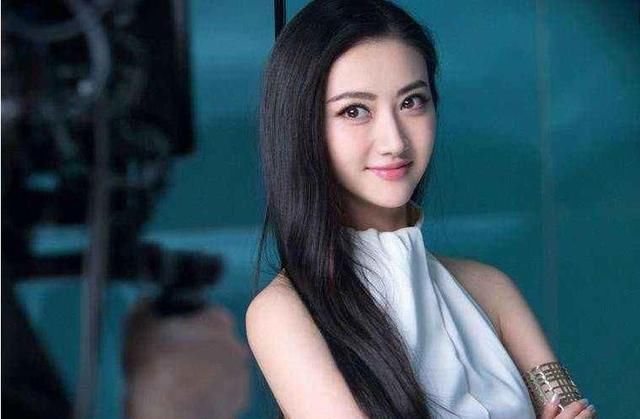 网友曝出景甜写真照片,只穿四角裤出镜,网友:真