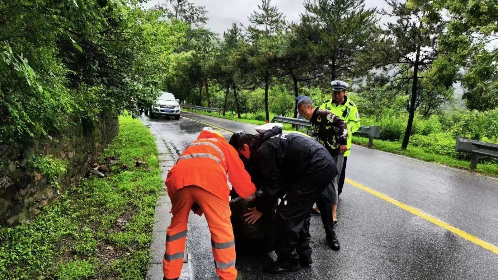 车辆积水路段熄火、遇落石被撞!怀柔警方迅速伸出援手! 车辆积水路段熄火、遇落石被撞!怀柔警方迅速伸出援手!