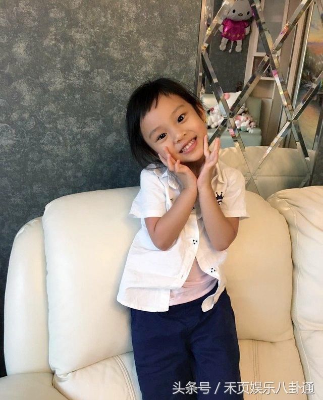 李小璐女儿都越长越漂亮了,小s徐熙娣女儿还是一样没有变化