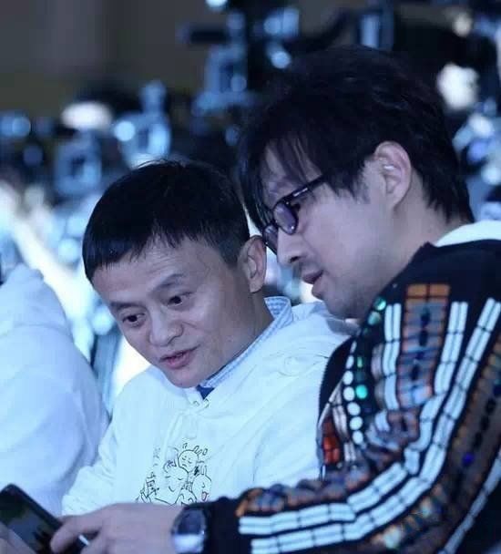 汪峰唱慢歌惨败!马云隔空点赞,皮裤汪不敌华