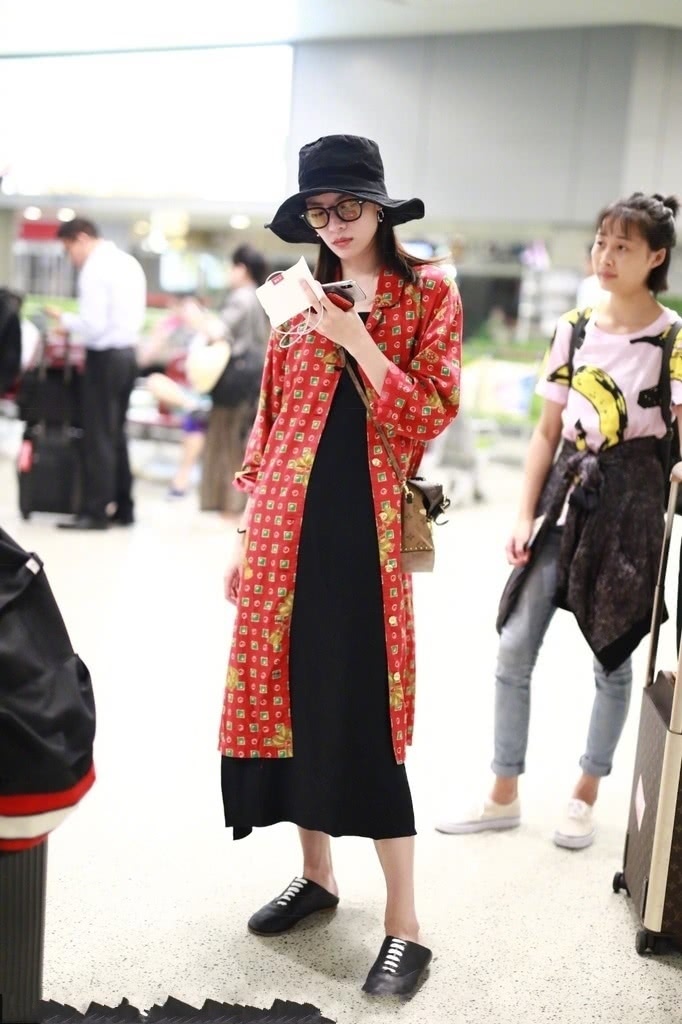 钟楚曦现身机场,破洞牛仔裤穿出一米三小短腿