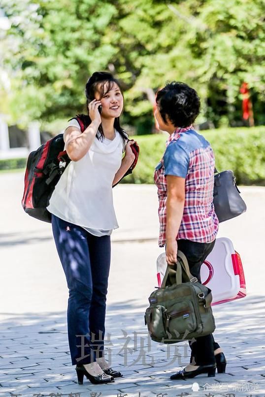 朝鲜人用手机不稀罕:体积小,有翻盖,女性使用多!-北京时间