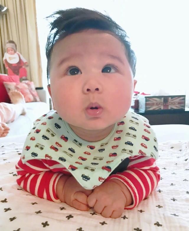 39岁胡杏儿晒宝宝照幸福满满,老公来头不小,网友:黄宗泽后悔了