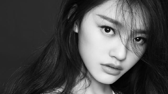 林允化妆品大曝光,行李箱惊现杜蕾斯,网友:这