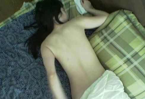 蒲某见状，赶紧关上房门，脱掉自己的短裤，对女子实施强奸。正当蒲某准备熘之大吉的时候，蒲某的室友邹某敲门，蒲某穿上衣服急忙走人。邹某见女子依旧熟睡，待蒲某离开后，正欲与女子发生关系时，女子被惊醒，看着眼前的陌生男子，女子大叫，邹某只得落荒而逃。女子越想越不对劲，于是打电话报警。