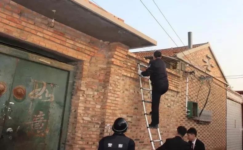 昨日凌晨四点,青县对11名失信被执行人实施抓捕