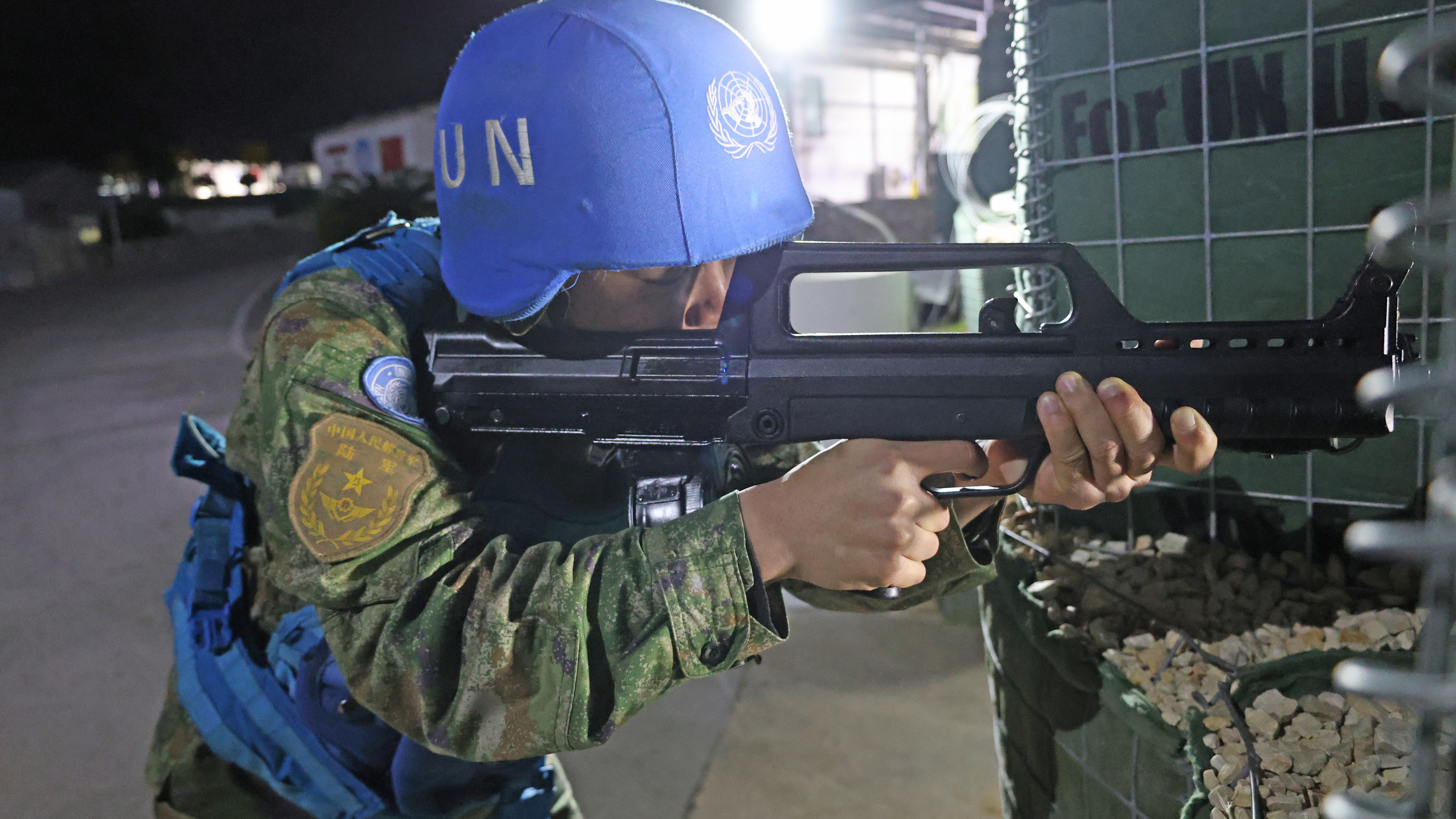 中国第22批赴黎维和建筑工兵分队强化夜间全要素应急防卫综合演练 中国第22批赴黎维和建筑工兵分队强化夜间全要素应急防卫综合演练