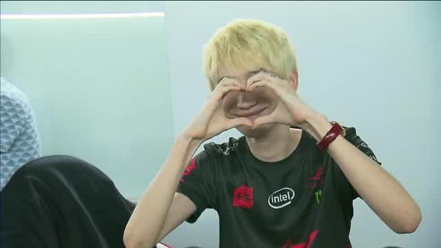 doinb曾被网友称为了1500万的混子中单,一手卡尔玛和璐璐混就完事了