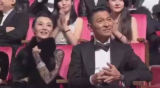 昨晚星光大赏黄渤遭华少拆台 又现经典救场-北