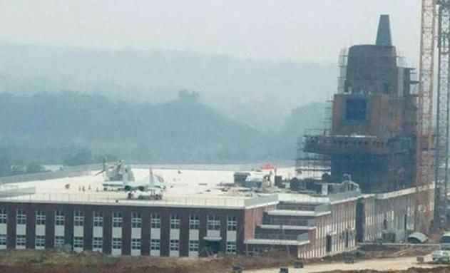 003航母模型上全新隐身舰载机露脸了:不是歼2