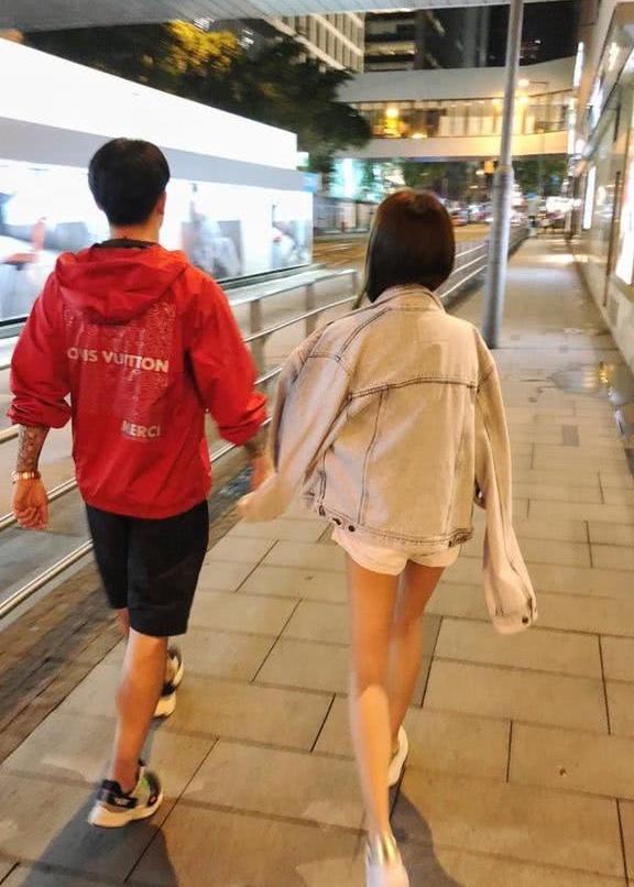 国安外援全家赴香港迪士尼游玩,张稀哲小两口