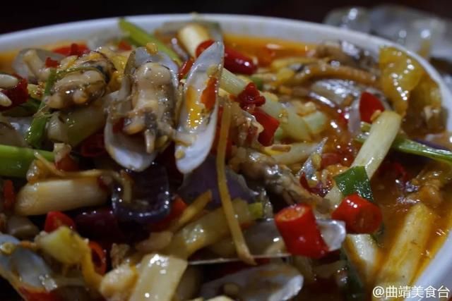 曲靖最繁华的烧烤一条街,据说这家海鲜粥一人