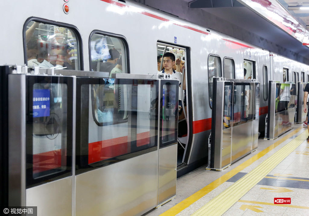 中国首条地铁北京1号线成功安装首扇屏蔽门