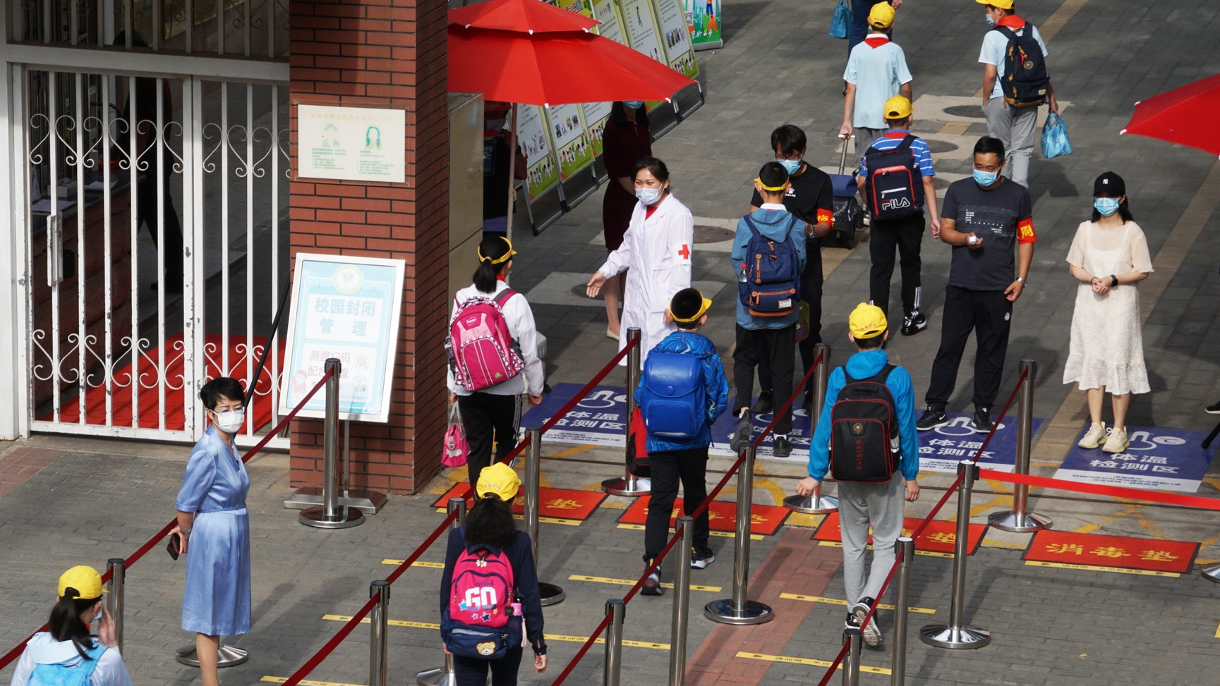 北京百万中小学生今起放暑假 假期仍须健康“打卡”