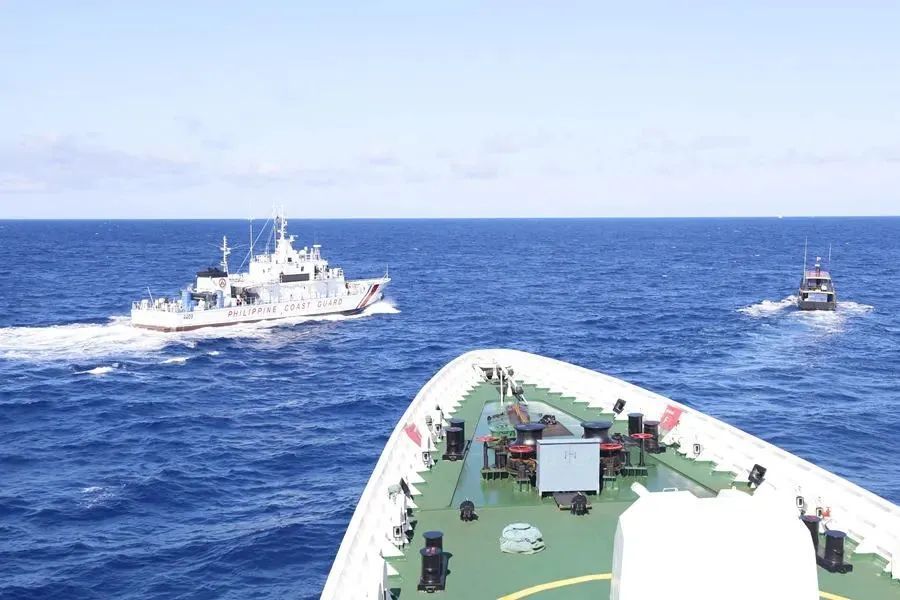 中国海警依法驱离菲非法进入我仁爱礁邻近海域船只_北京时间